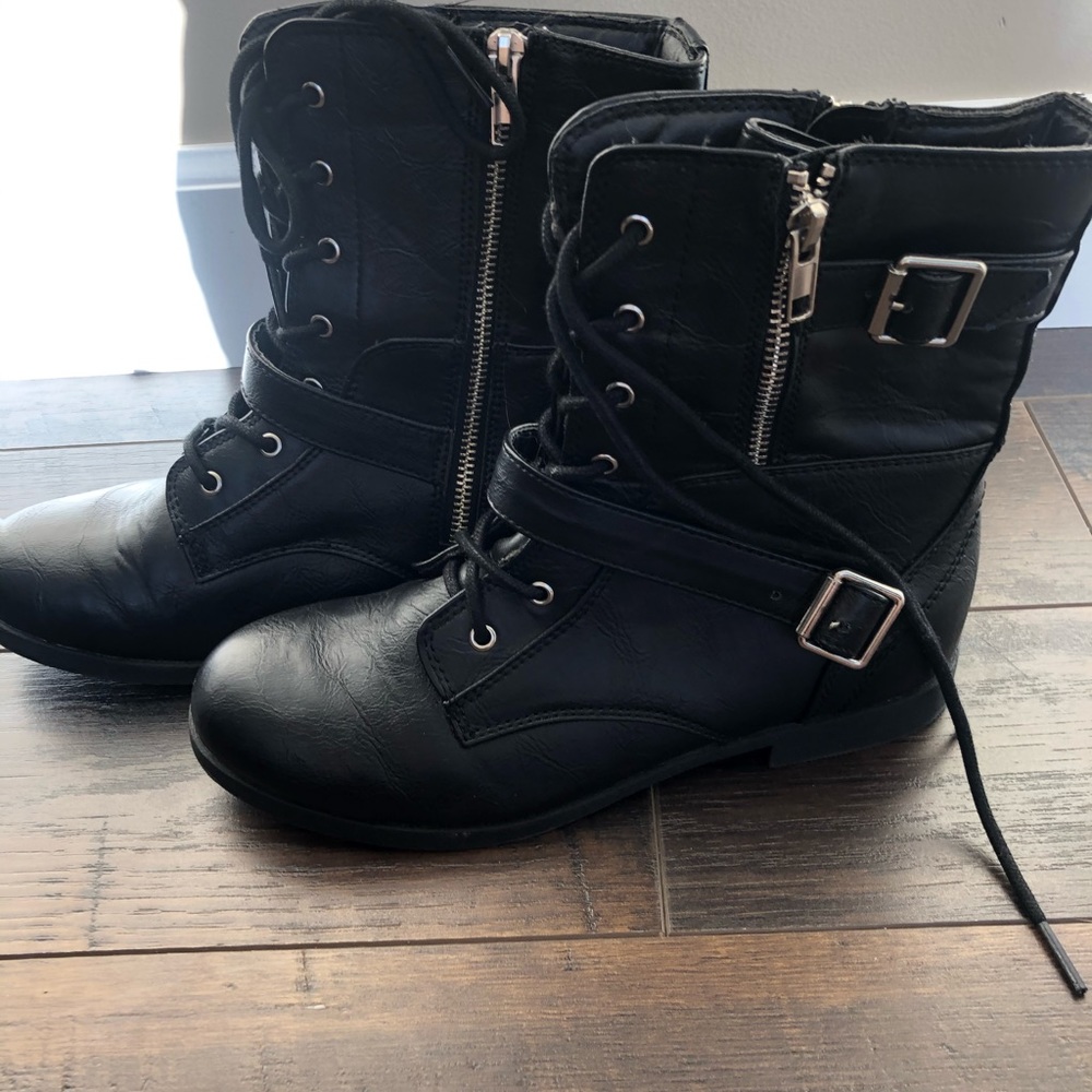 Like new black boots.